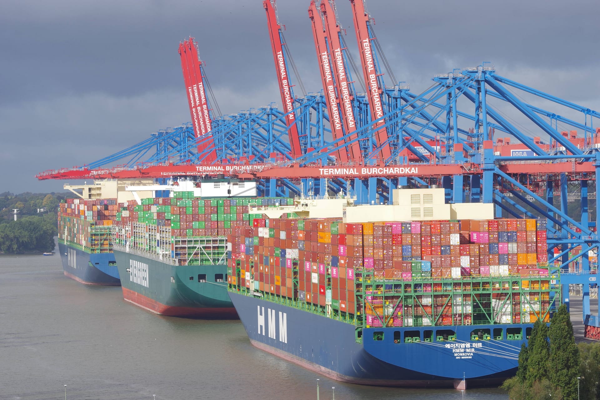 Containerfrachter im Hamburger Hafen: Die meisten Exporte gingen erneut in die USA. Containerfrachter im Hamburger Hafen: Die meisten Exporte gingen erneut in die USA.