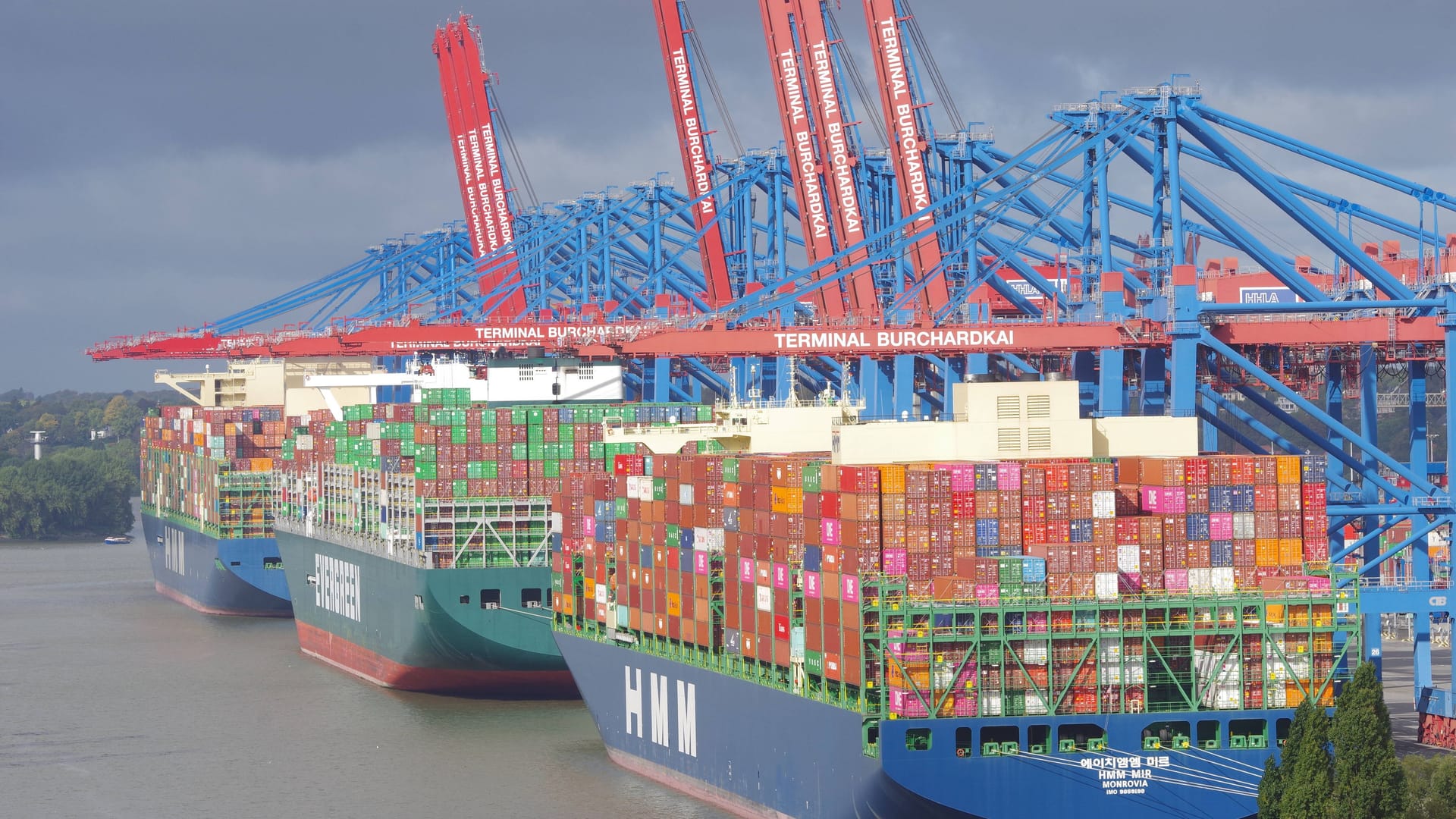 Containerfrachter im Hamburger Hafen: Die meisten Exporte gingen erneut in die USA. Containerfrachter im Hamburger Hafen: Die meisten Exporte gingen erneut in die USA.