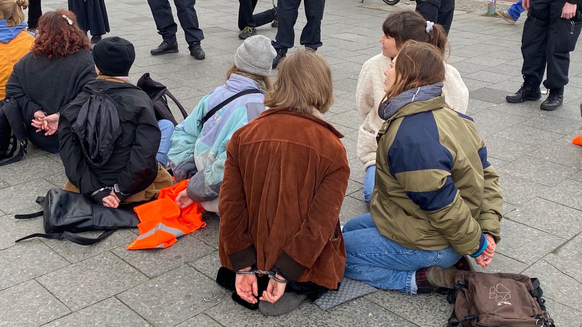 Aktivistinnen der "Letzten Generation" in Handschellen: Mehrere Protestler hatten versucht zu fliehen.