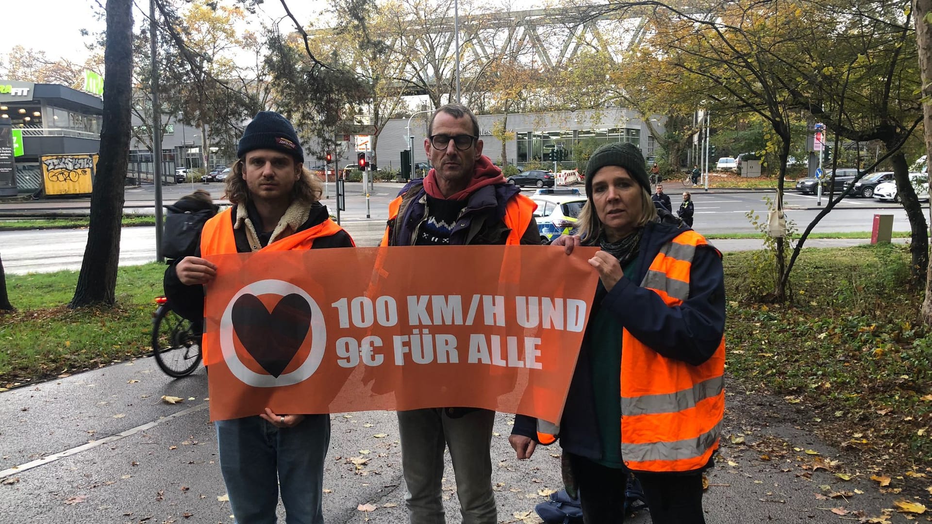 Die Aktivisten fordern ein Tempolimit und ein dauerhaftes 9-Euro-Ticket.