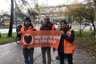 Die Aktivisten fordern ein Tempolimit und ein dauerhaftes 9-Euro-Ticket. Die Aktivisten fordern ein Tempolimit und ein dauerhaftes 9-Euro-Ticket.