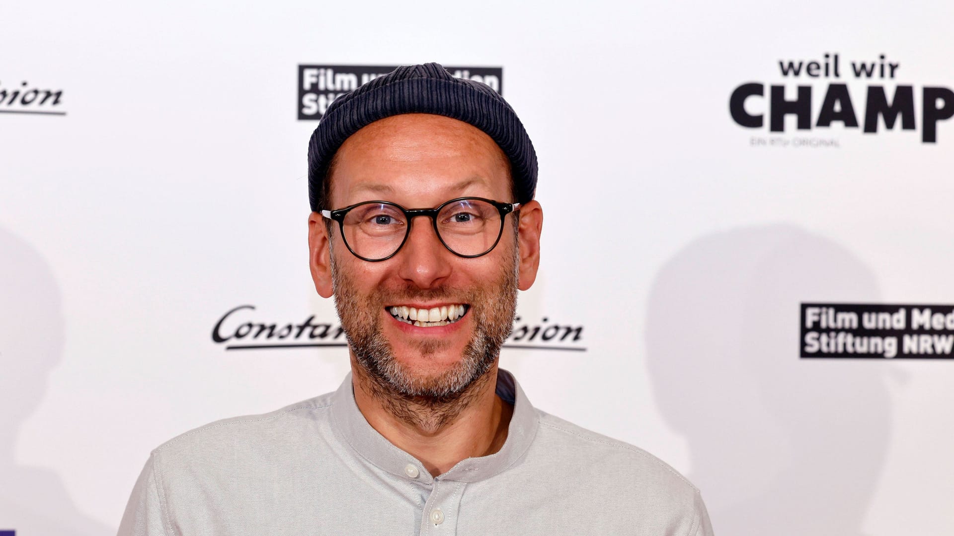 Simon Beeck beim Screening zur RTL-Filmkomödie "Weil wir Champions" in Köln: Der Moderator lässt kein gutes Haar an der Stadt.