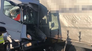 Unfallstelle auf der A1: Die Aufräumarbeiten dauern an.