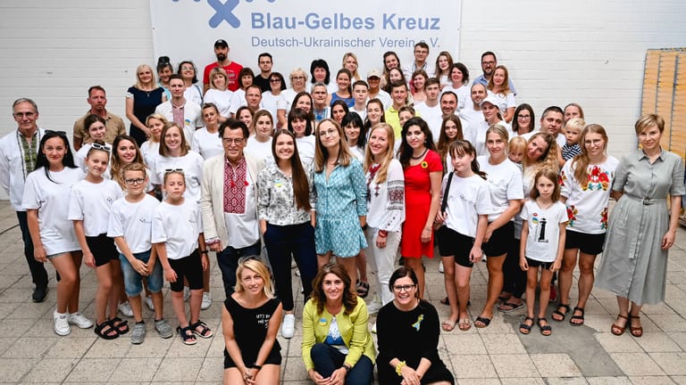 Gruppenfoto beim Kölner Verein "Blau-Gelbes Kreuz": Linda Mai (Mitte unten) hilft den Menschen in der Ukraine bereits seit Jahren.