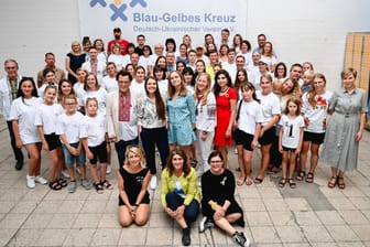 Gruppenfoto beim Kölner Verein "Blau-Gelbes Kreuz": Linda Mai (Mitte unten) hilft den Menschen in der Ukraine bereits seit Jahren.