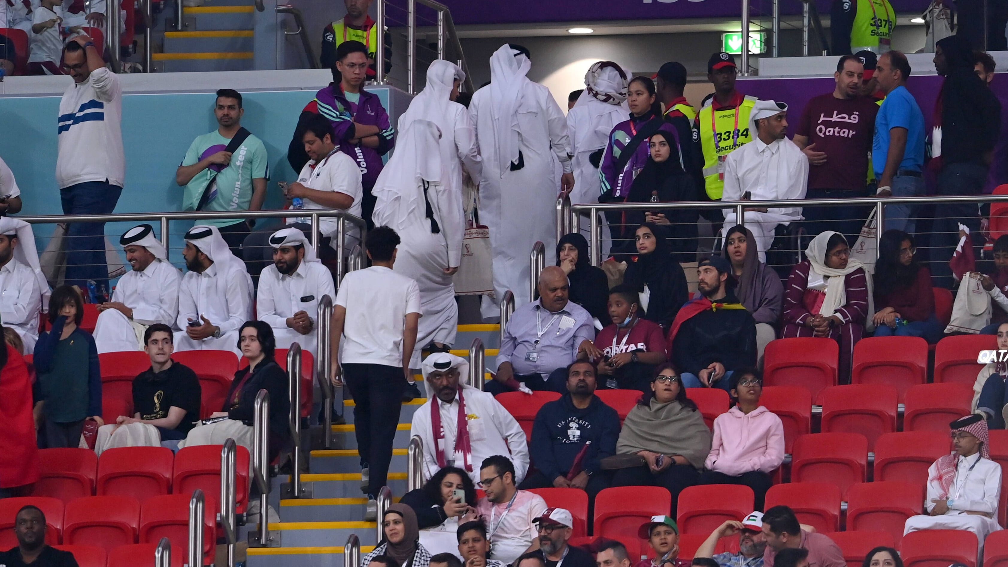 WM 2002 in Katar: Fans verlassen frühzeitig das Stadion