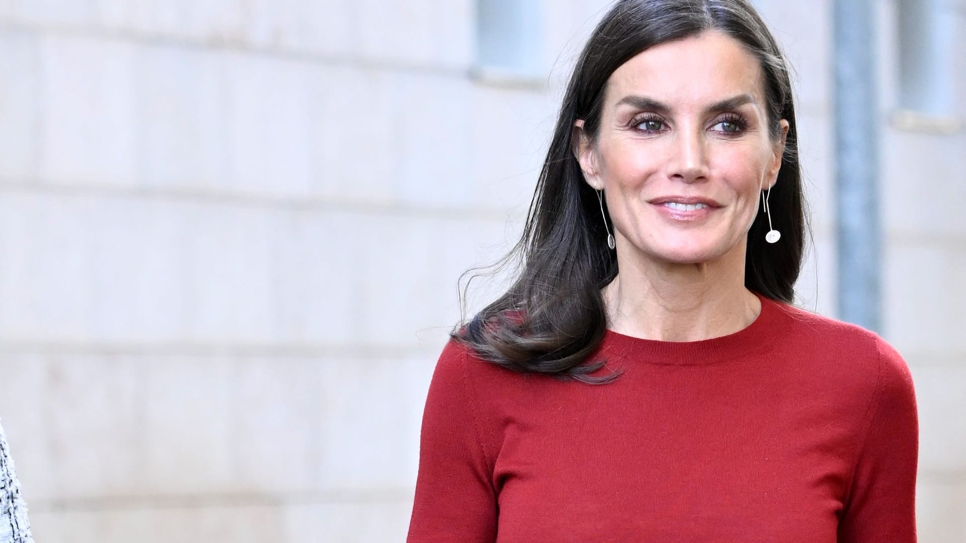 Letizia von Spanien: Die Königin wählte einen Look komplett in Rot.