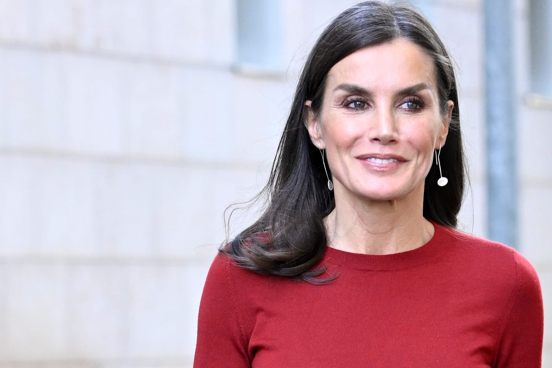 Letizia von Spanien: Die Königin wählte einen Look komplett in Rot.