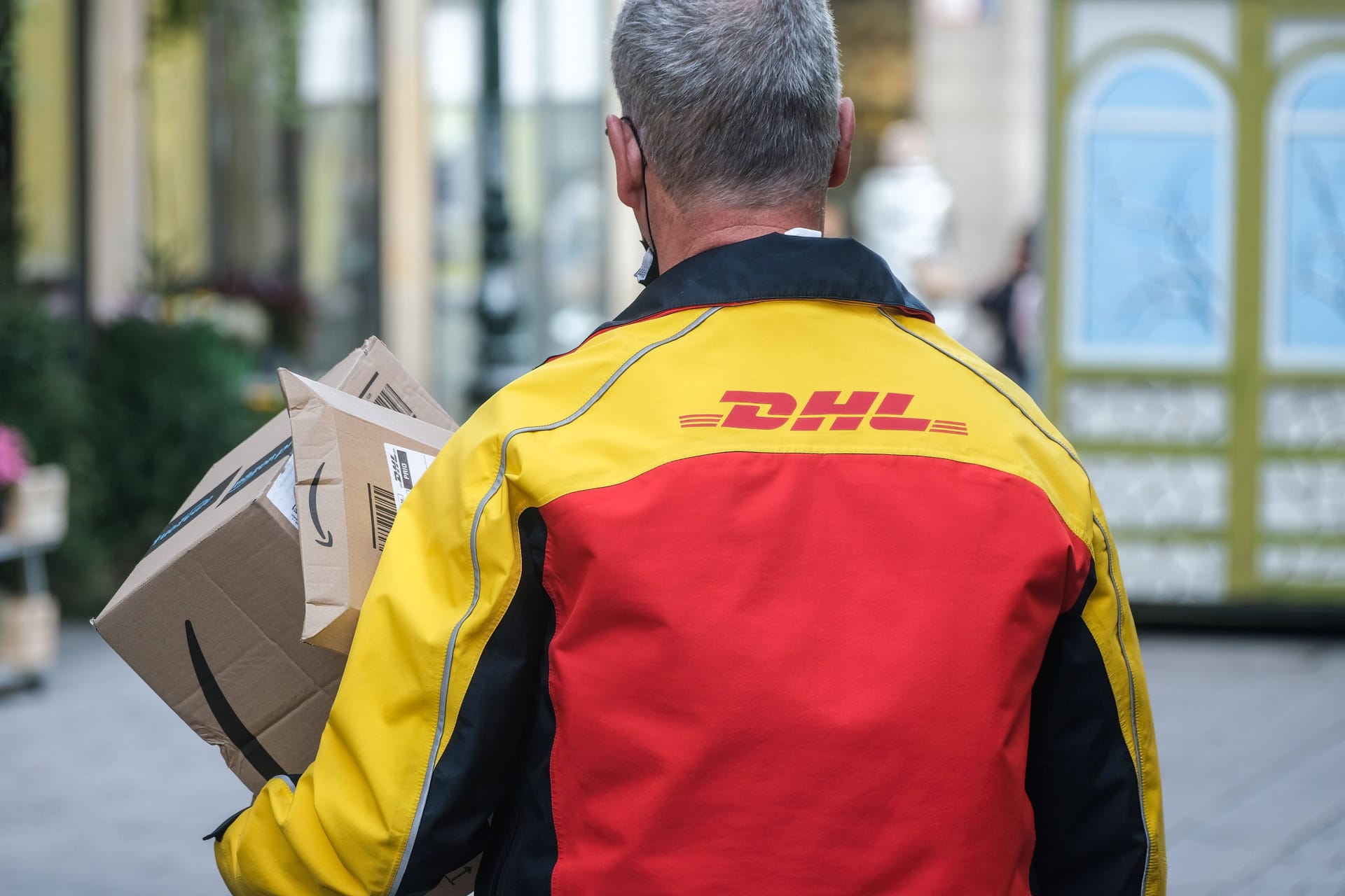 Ein Paketbote bei der Arbeit (Symbolfoto): Vor allem bei Subunternehmen seien die Arbeitsbedingungen schlecht.