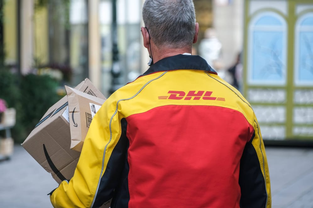 Ein Paketbote bei der Arbeit (Symbolfoto): Vor allem bei Subunternehmen seien die Arbeitsbedingungen schlecht.