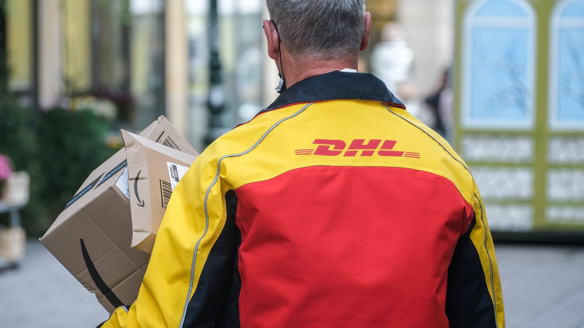 Ein Paketbote bei der Arbeit (Symbolfoto): Vor allem bei Subunternehmen seien die Arbeitsbedingungen schlecht. Ein Paketbote bei der Arbeit (Symbolfoto): Vor allem bei Subunternehmen seien die Arbeitsbedingungen schlecht.