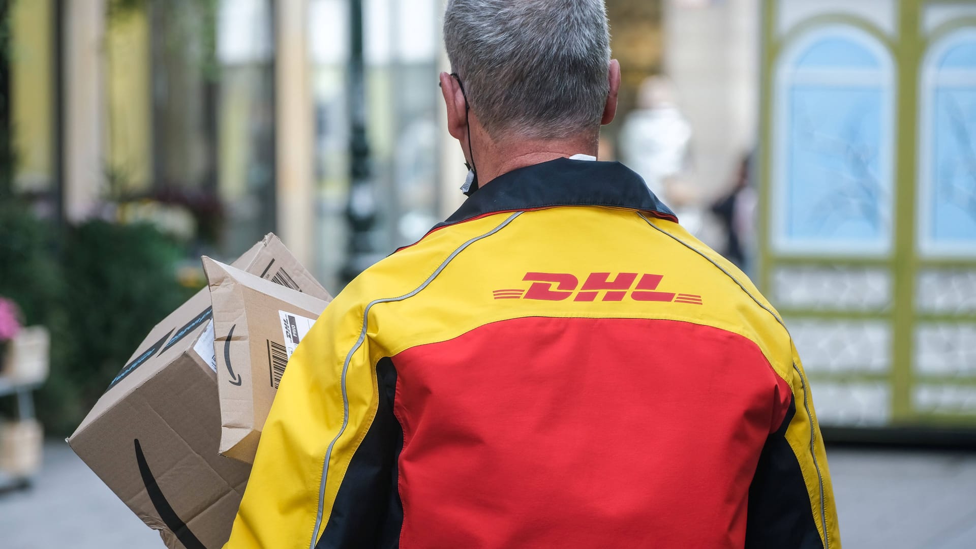 Ein Paketbote bei der Arbeit (Symbolfoto): Vor allem bei Subunternehmen seien die Arbeitsbedingungen schlecht.