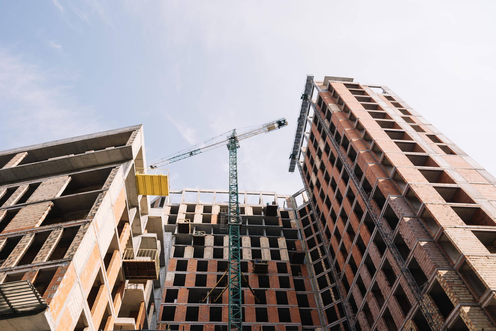 Wohnhaus-Gebäude: In einigen deutschen Großstädten sei die Zahl der fertig gestellten Wohnungen im vergangenen Jahr gesunken. Wohnhaus-Gebäude: In einigen deutschen Großstädten sei die Zahl der fertig gestellten Wohnungen im vergangenen Jahr gesunken.
