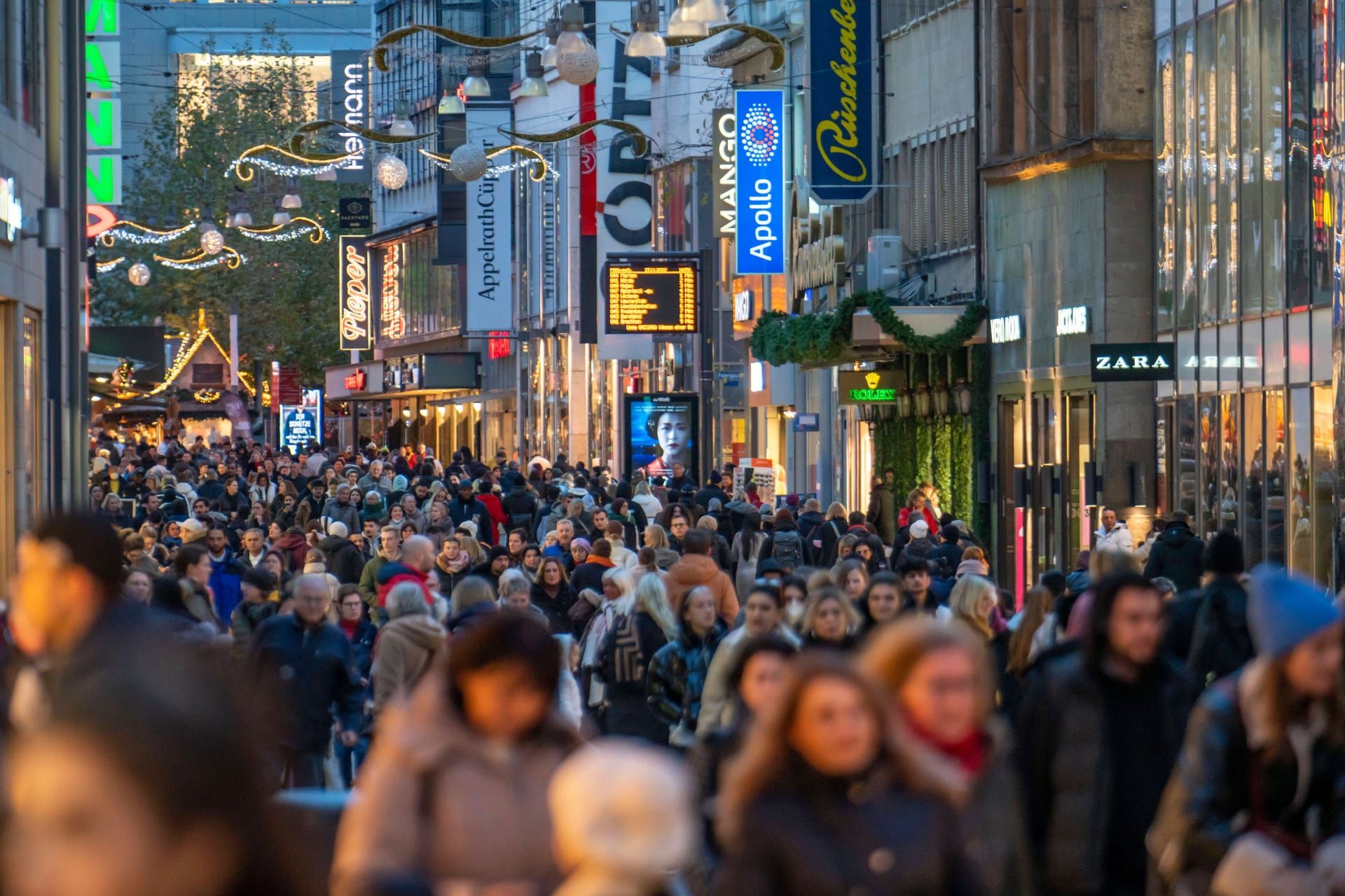 Einkaufsstraße in Dortmund: Getragen wurde das Wachstum im Zeitraum Juli bis September vor allem von den privaten Konsumausgaben. Einkaufsstraße in Dortmund: Getragen wurde das Wachstum im Zeitraum Juli bis September vor allem von den privaten Konsumausgaben.