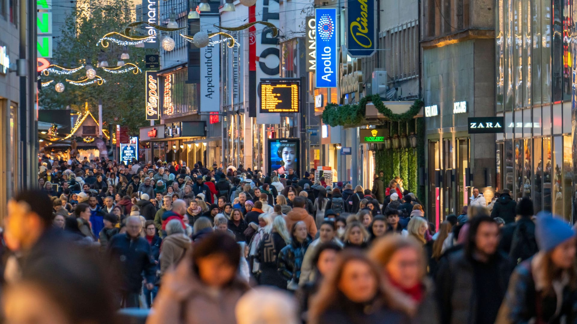 Einkaufsstraße in Dortmund: Getragen wurde das Wachstum im Zeitraum Juli bis September vor allem von den privaten Konsumausgaben. Einkaufsstraße in Dortmund: Getragen wurde das Wachstum im Zeitraum Juli bis September vor allem von den privaten Konsumausgaben.