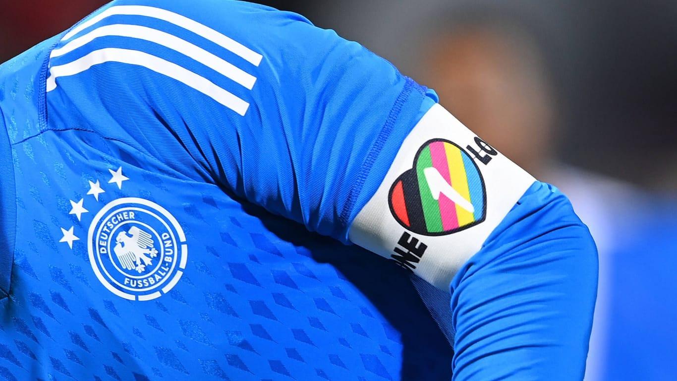 Die "One Love"-Binde am Arm von Manuel Neuer: Der DFB muss sich für seine Entscheidung rechtfertigen, die Binde bei der WM nicht mehr einzusetzen.