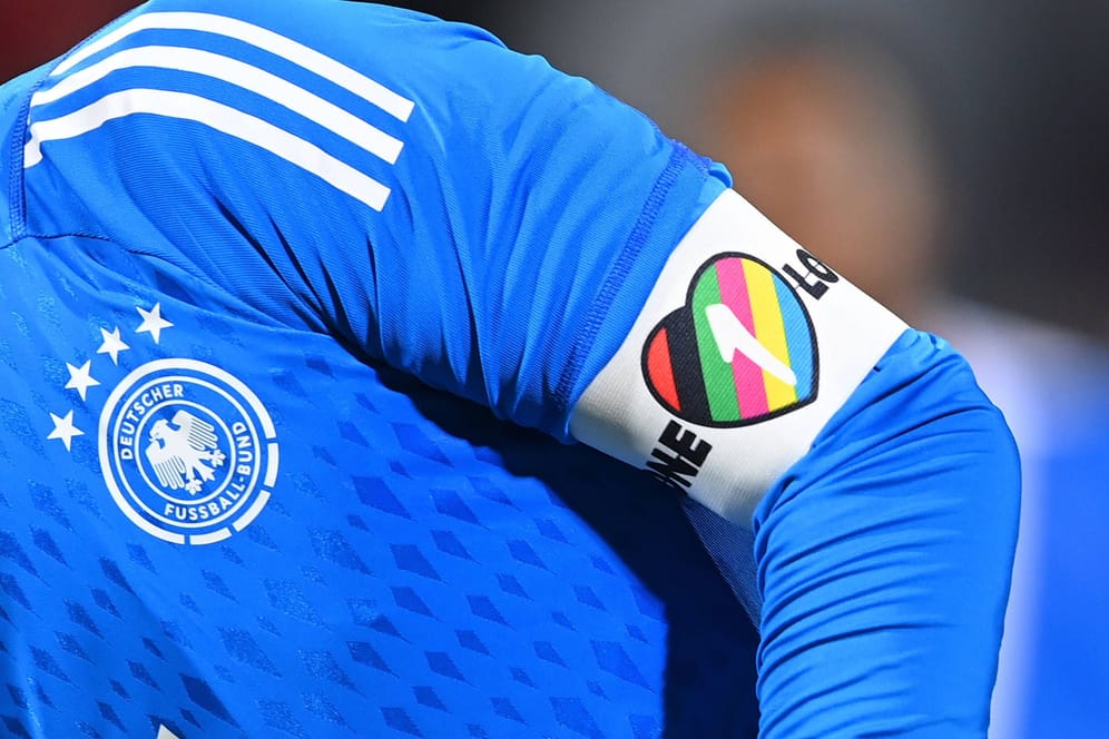 Die "One Love"-Binde am Arm von Manuel Neuer: Der DFB muss sich für seine Entscheidung rechtfertigen, die Binde bei der WM nicht mehr einzusetzen.