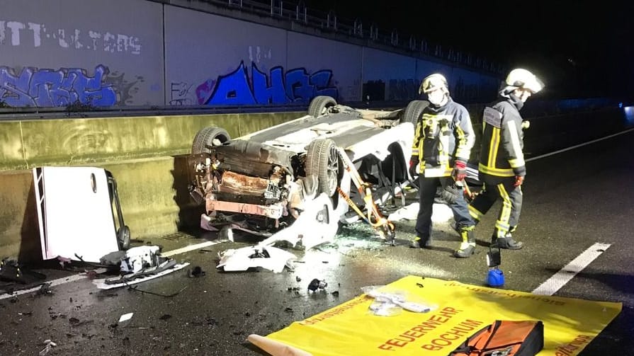 Der Unfallwagen: Rettungskräfte brachten die vier Insassen in Krankenhäuser.