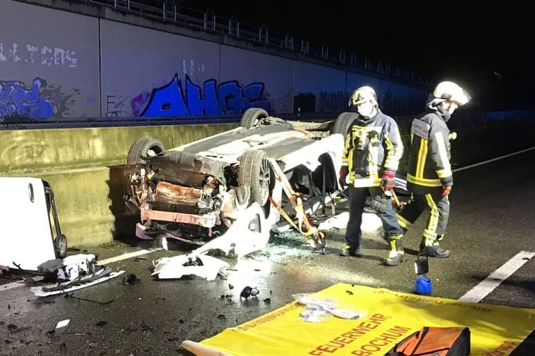 Der Unfallwagen: Rettungskräfte brachten die vier Insassen in Krankenhäuser.