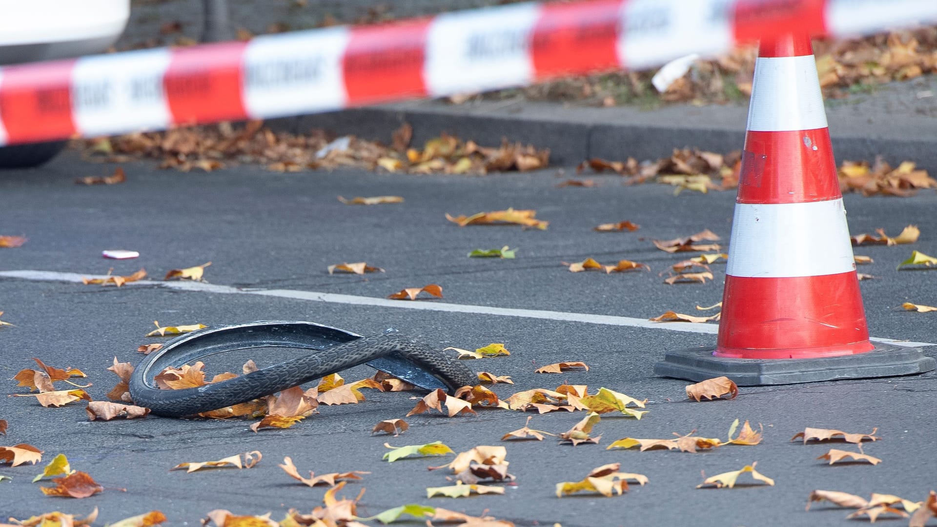 Ein Betonmischer erfasst eine Radfahrerin, sie wird schwer verletzt. Der Unfall sorgt für eine Debatte – weil umstrittene Klima-Aktivisten darin verstrickt sind.