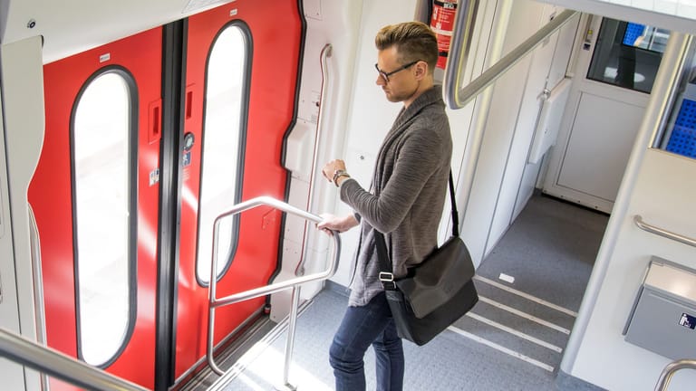 Mann fährt Regionalexpress (Symbolbild): Von der Entfernungspauschale profitiert auch, wer mit der Bahn zur Arbeit fährt.