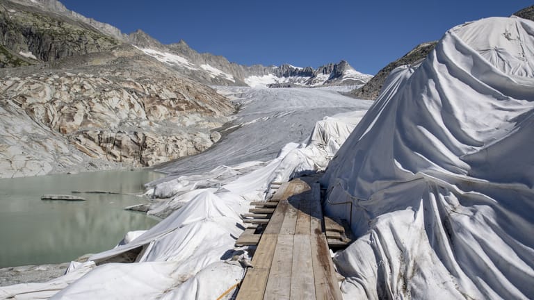 Die Planen am schweizer Rhonegletschers sind keine Kunstinstallation. Sie sollen das rapide Abschmelzen der Eismassen im Sommer verlangsamen. Auch andere europäische Gletscher müssen verhüllt werden.