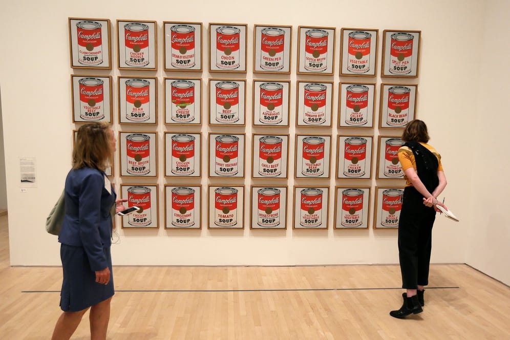 Das Pop-Art-Kunstwerk "Campbell's Soup Cans" von 1962 (Archivbild): Zwei Klimaaktivistinnen haben das Kunstwerk in der Australischen Nationalgalerie in Canberra mit Farbe besprüht.
