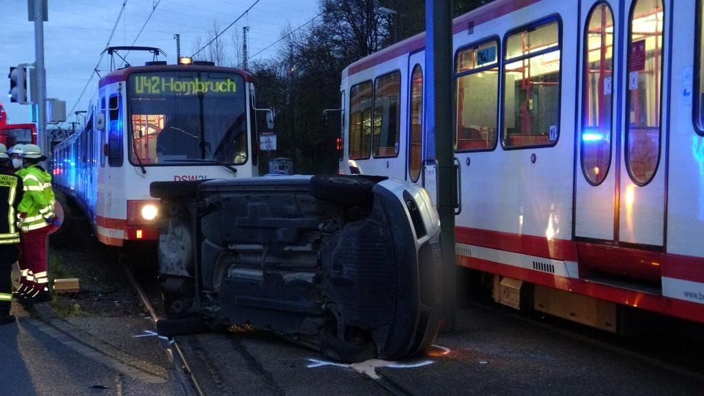 Straßenbahn-Unfall im Dortmunder Norden: Eine Autofahrerin wurde durch die Kollision leicht verletzt. Straßenbahn-Unfall im Dortmunder Norden: Eine Autofahrerin wurde durch die Kollision leicht verletzt.