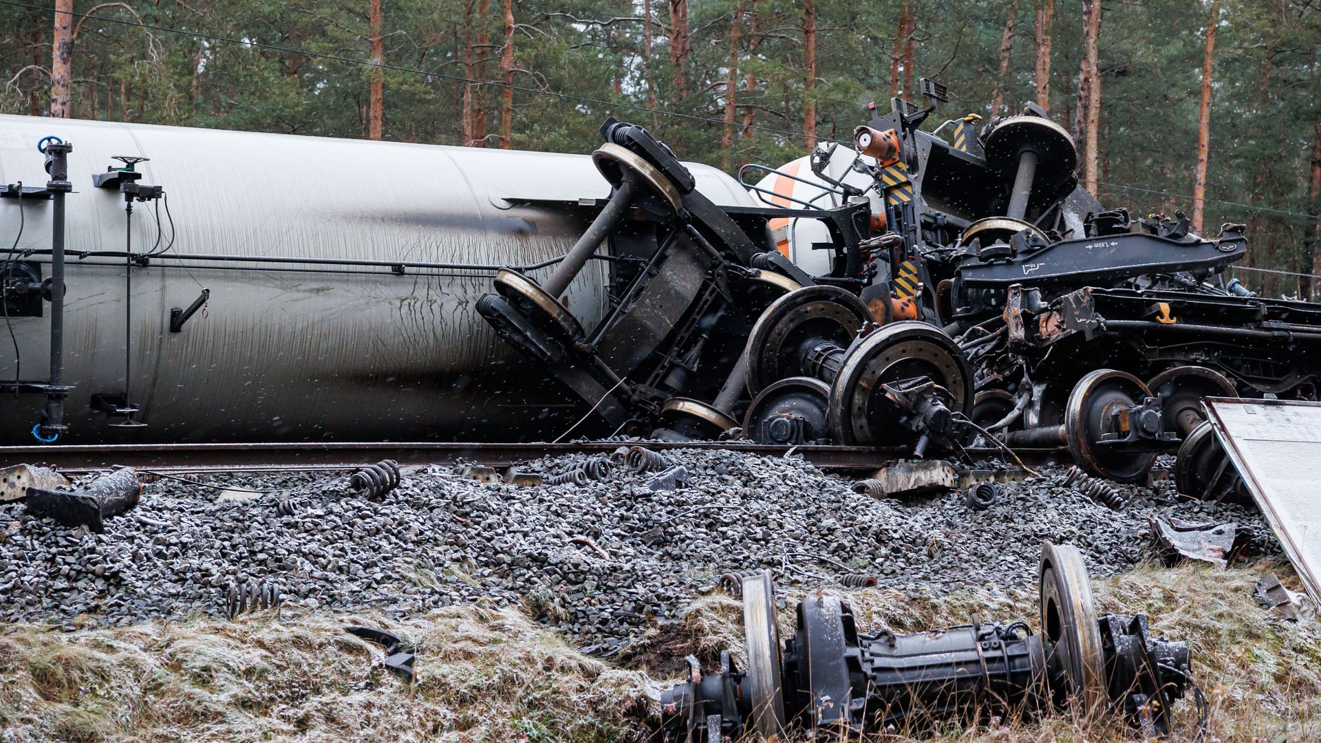 Radachsen der verunfallten Güterzüge liegen abseits der Schiene (Archivbild): Die Aufräumarbeiten und Bergung der explosiven Waggons dauern viel länger als erwartet.