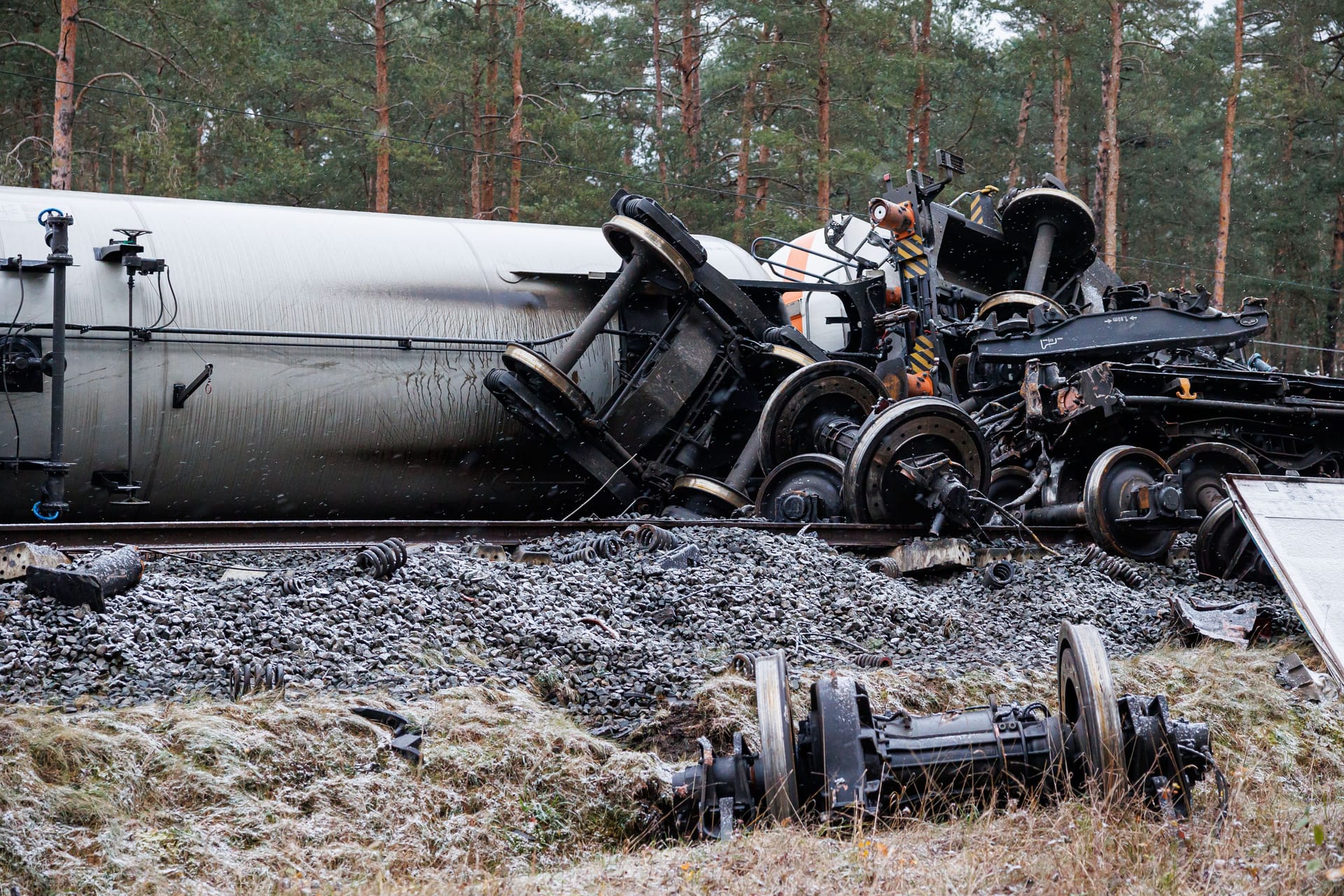 Radachsen der verunfallten Güterzüge liegen abseits der Schiene (Archivbild): Die Aufräumarbeiten und Bergung der explosiven Waggons dauern viel länger als erwartet.