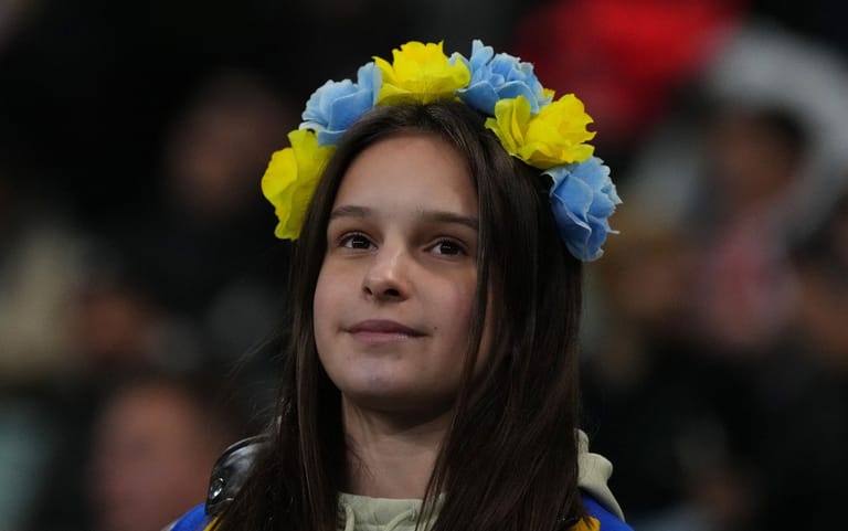 Fan im Warschauer Stadion: Die Farben der ukrainischen Flagge wurden auf allerlei Merchandise zur Schau geboten.