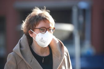 Niedersachsens Gesundheitsministerin Daniela Behrens mit FFP2-Maske (Archivbild): Fallen in Niedersachsen bald alle Corona-Maßnahmen?