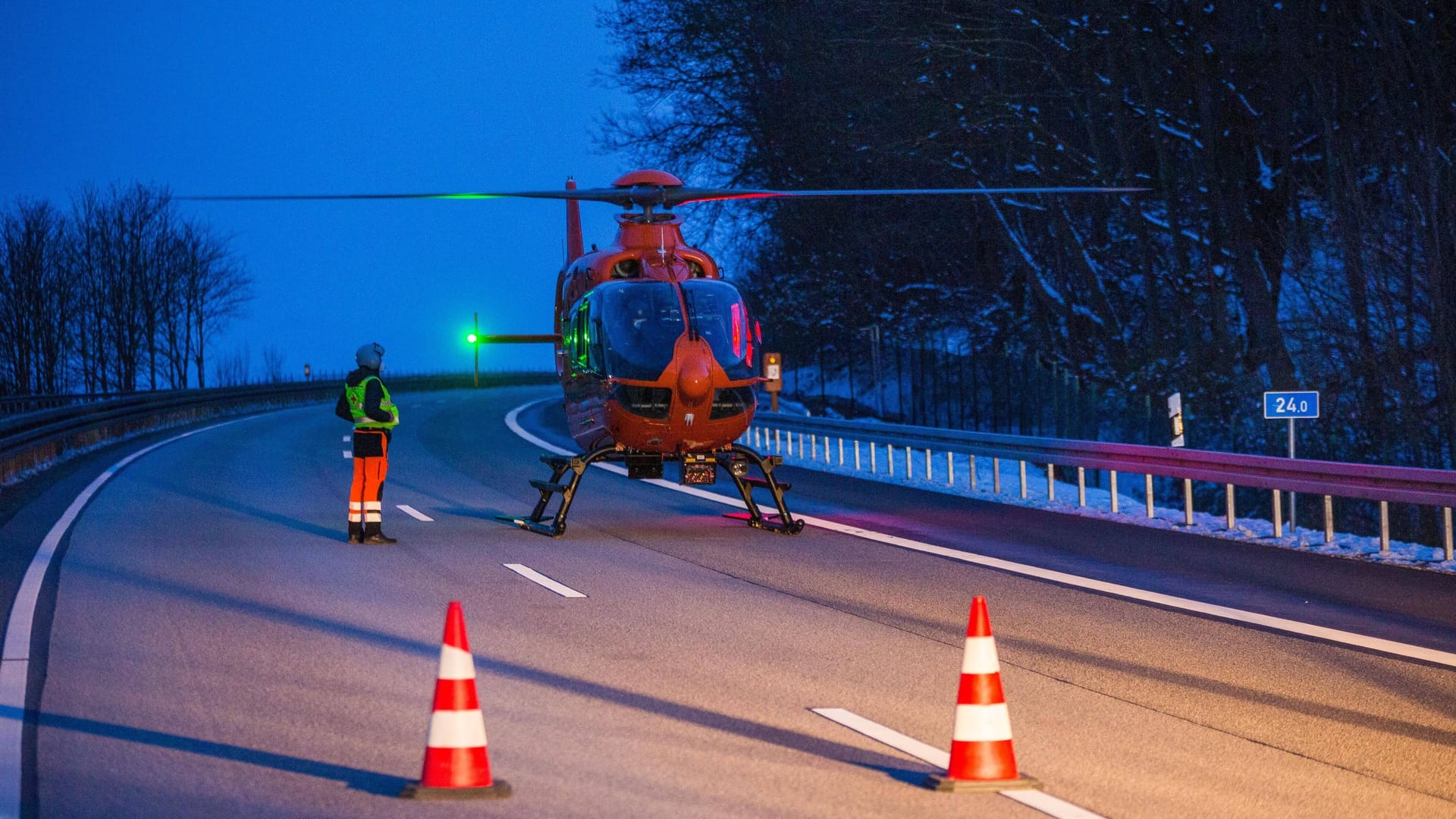 Rettungshubschrauber nach einem Verkehrsunfall auf der A44 (Archivfoto): Dort kam es am Freitagabend zu einer kuriosen Unfallserie. Rettungshubschrauber nach einem Verkehrsunfall auf der A44 (Archivfoto): Dort kam es am Freitagabend zu einer kuriosen Unfallserie.