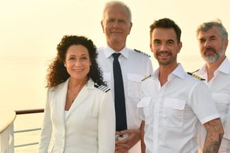 Oskar Schifferle samt der "Traumschiff"-Crew: Wann tritt Harald Schmidt eigentlich mal wieder in Erscheinung bei der ZDF-Fernsehreihe?
