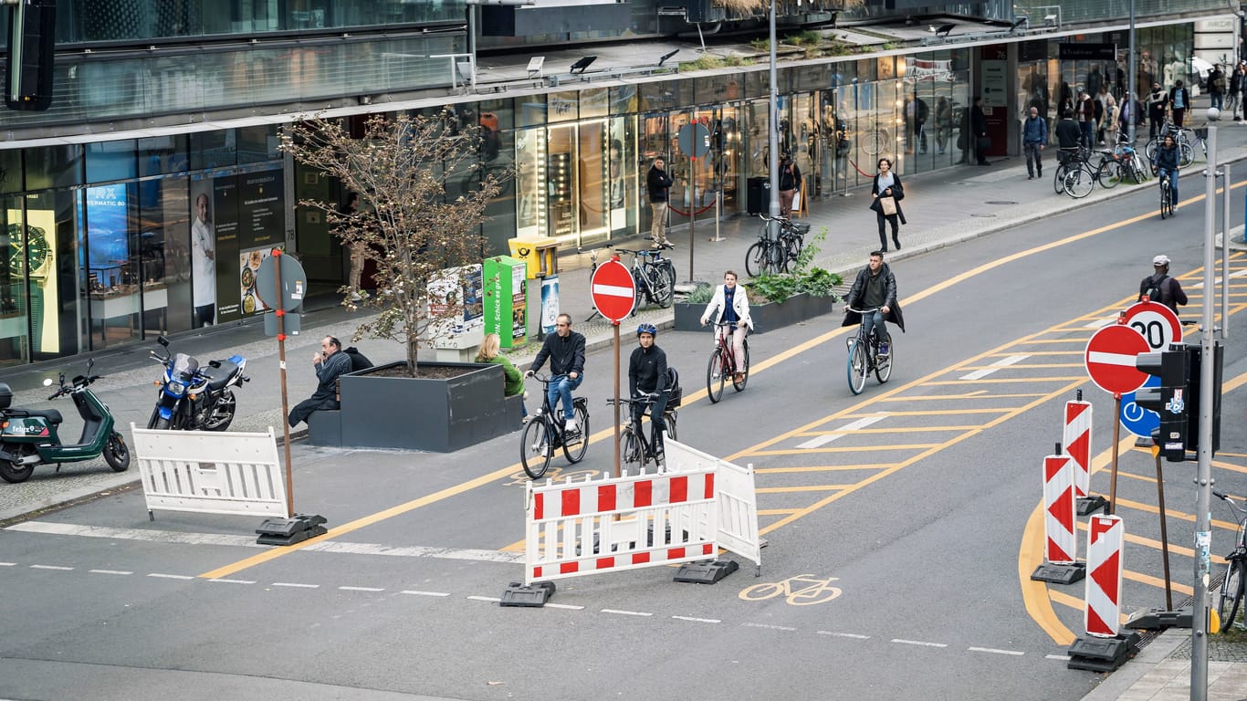 Radfahrer auf der Friedrichstaße (Archivbild): Fahren bald wieder Autos durch die Straße?