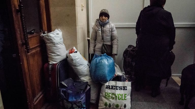 Eine Frau wartet in Cherson: In der Stadt haben Evakuierungen von Zivilisten begonnen.