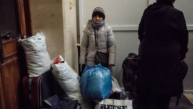 Eine Frau wartet in Cherson: In der Stadt haben Evakuierungen von Zivilisten begonnen.
