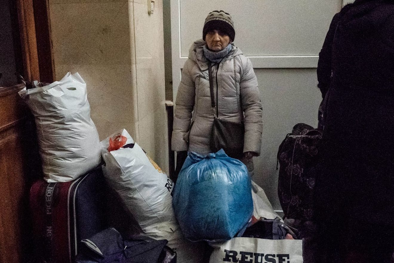 Eine Frau wartet in Cherson: In der Stadt haben Evakuierungen von Zivilisten begonnen.