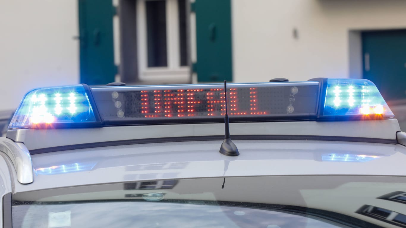 An einem Streifenwagen der Polizei leuchtet das Blaulicht (Symbolbild): Auf dem Messeschnellweg bei Hannover hat ein 10-Jähriges womöglich einen schlimmen Unfall verhindert.