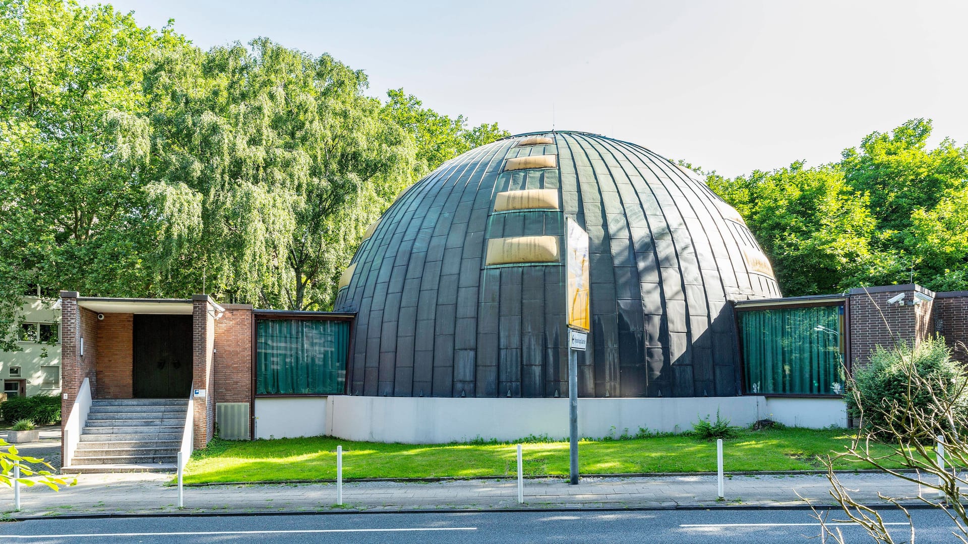 Neue Synagoge in Essen (Archivbild): Am Kuppeldach sind offenbar ältere Beschädigungen festgestellt worden.