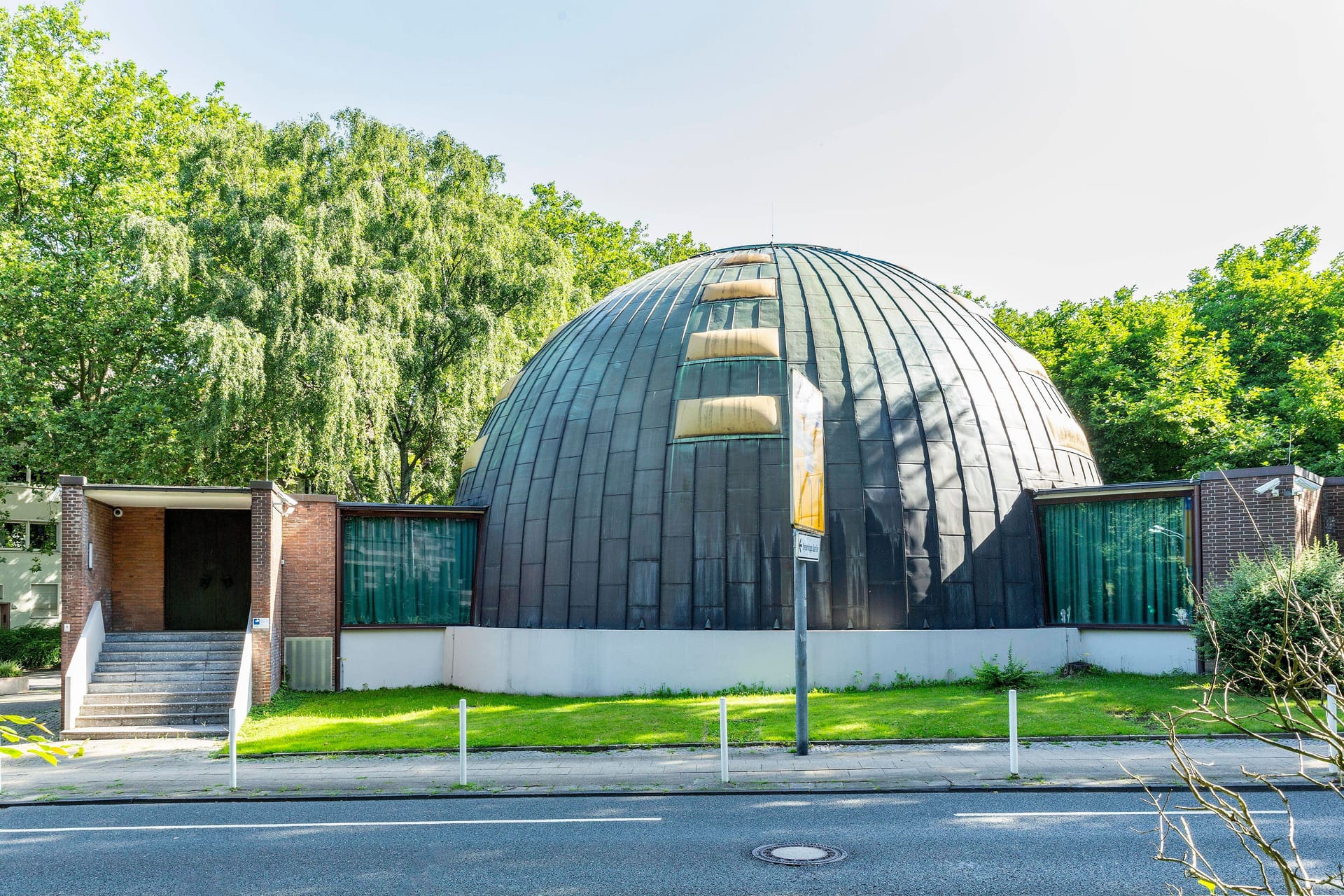 Neue Synagoge in Essen (Archivbild): Am Kuppeldach sind offenbar ältere Beschädigungen festgestellt worden.