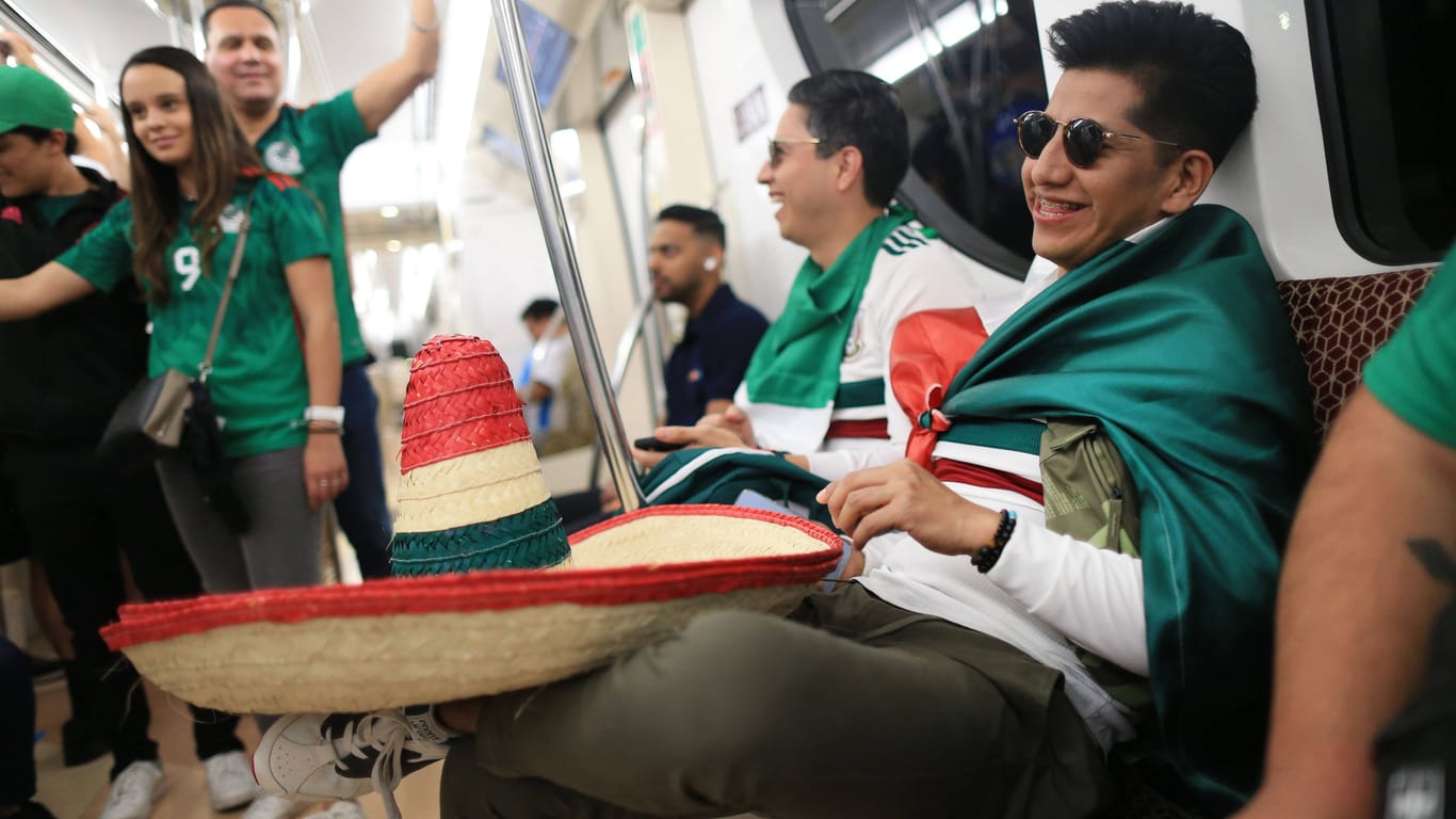 Mexiko-Fans in der U-Bahn: Kaum eine Nation ist in Doha so vertreten wie Mexiko.