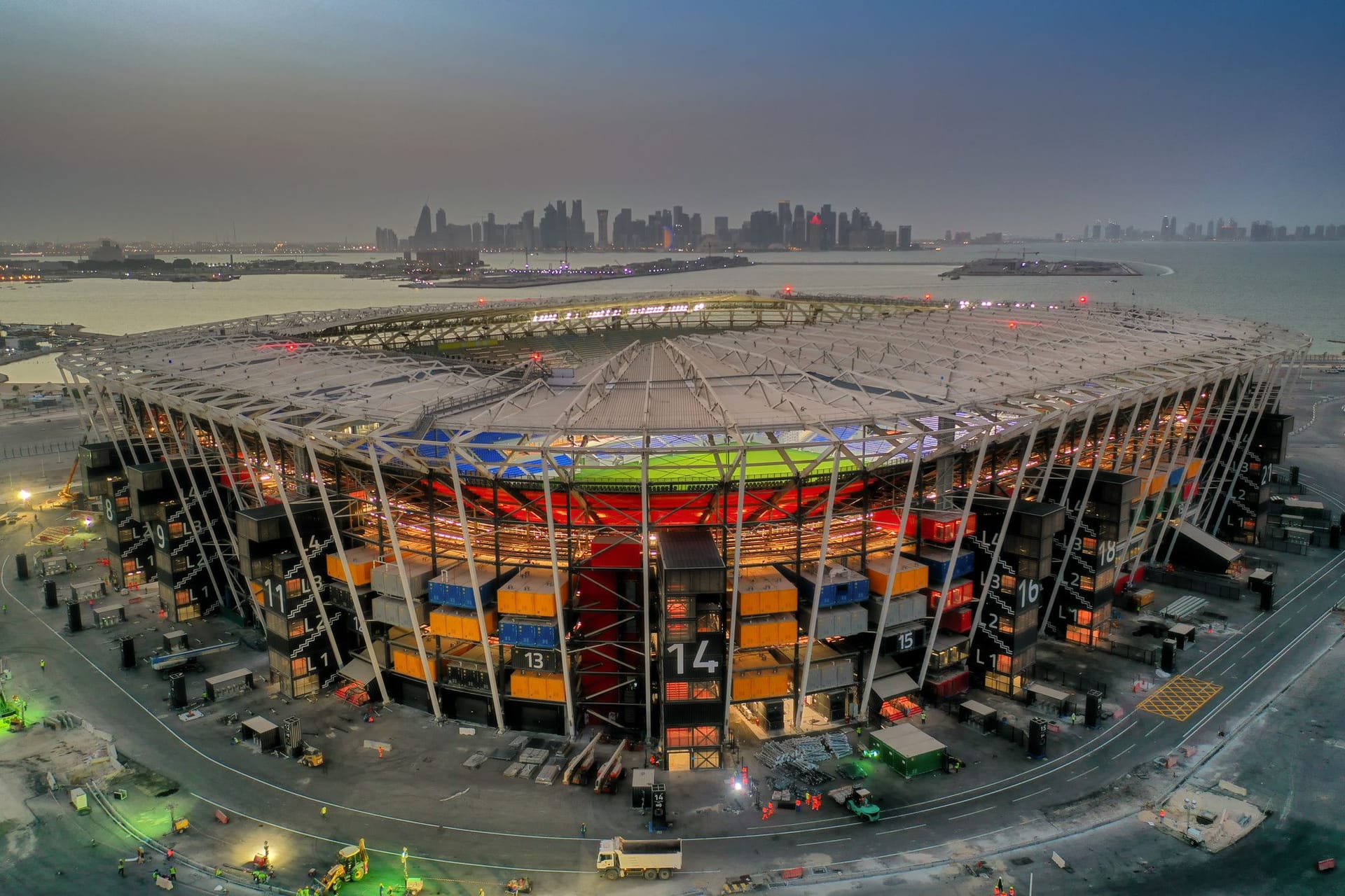 Stadion 974: Die Arena direkt am Golfstrand wird nach der WM in seine Einzelteile auseinandergebaut.