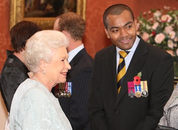 La reina Isabel II y Johnson Behari se reunieron aquí en 2010 en el Palacio de Buckingham.