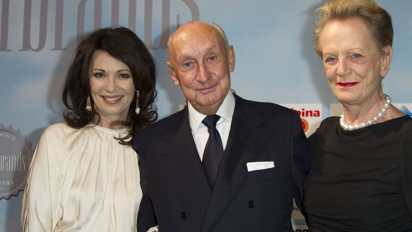 Er galt als Pionier der Modebranche: Albert Eickhoff 2012 mit Schauspielerin Iris Berben (l.) und Ehefrau Brigitte (r.).