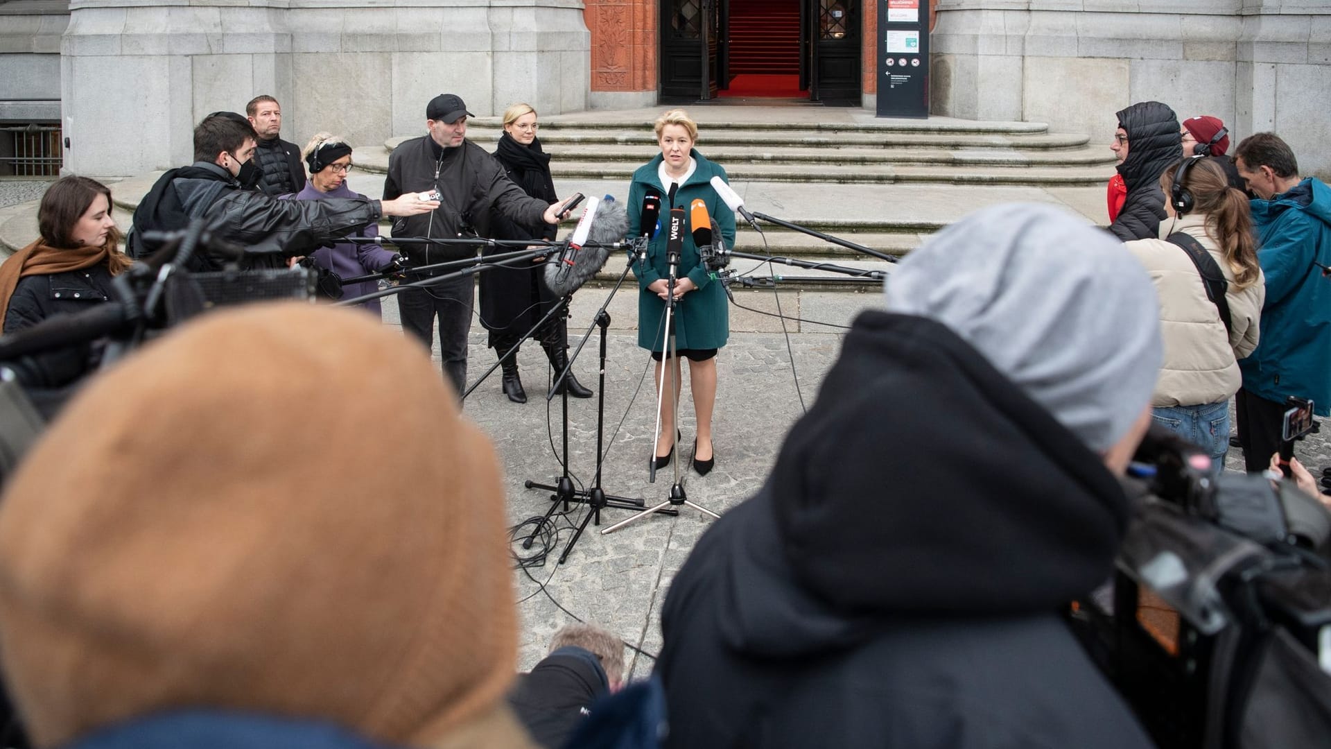 Franziska Giffey (Mitte, SPD): Die Regierende Bürgermeisterin von Berlin äußerte sich vor dem Rathaus zu den Wahlpannen. Franziska Giffey (Mitte, SPD): Die Regierende Bürgermeisterin von Berlin äußerte sich vor dem Rathaus zu den Wahlpannen.