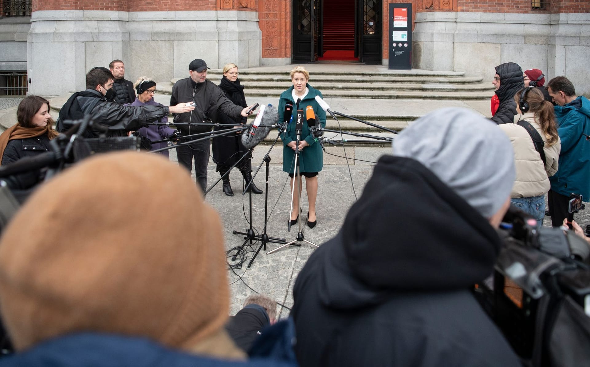 Franziska Giffey (Mitte, SPD): Die Regierende Bürgermeisterin von Berlin äußerte sich vor dem Rathaus zu den Wahlpannen.