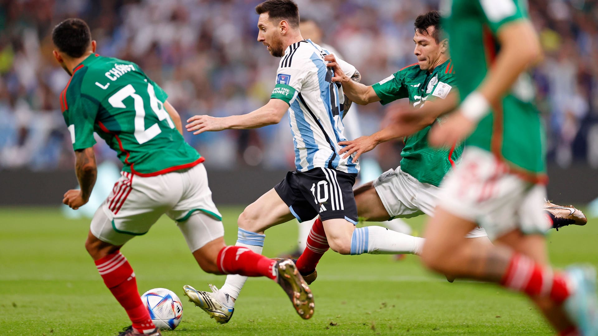 Lionel Messi (l.): Der Superstar kämpft mit Argentinien um seinen letzten großen Traum bei der WM.