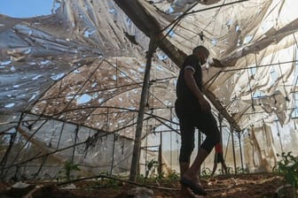 Palästinensische Autonomiegebiete, Maghazi: Palästinenser begutachten die Schäden, die ein israelischer Luftangriff am frühen Morgen auf das Flüchtlingslager Maghazi im zentralen Gazastreifen verursacht hat.