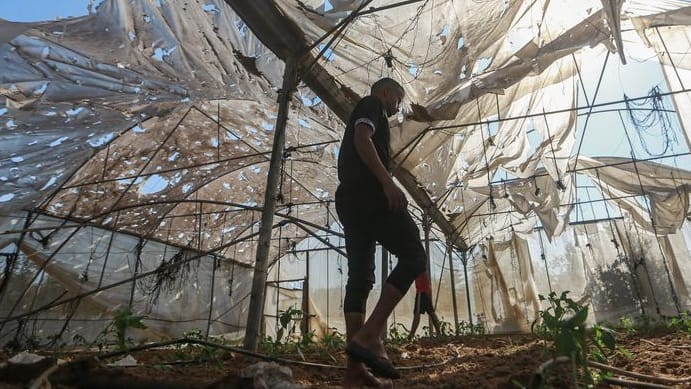 Palästinensische Autonomiegebiete, Maghazi: Palästinenser begutachten die Schäden, die ein israelischer Luftangriff am frühen Morgen auf das Flüchtlingslager Maghazi im zentralen Gazastreifen verursacht hat.